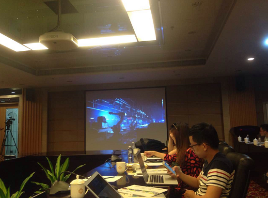 现场正在播放格力电器自动化工厂宣传片_现场