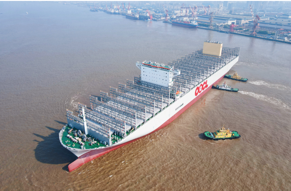 江苏南通：可装载24188个集装箱的超大型集装箱船出海试航