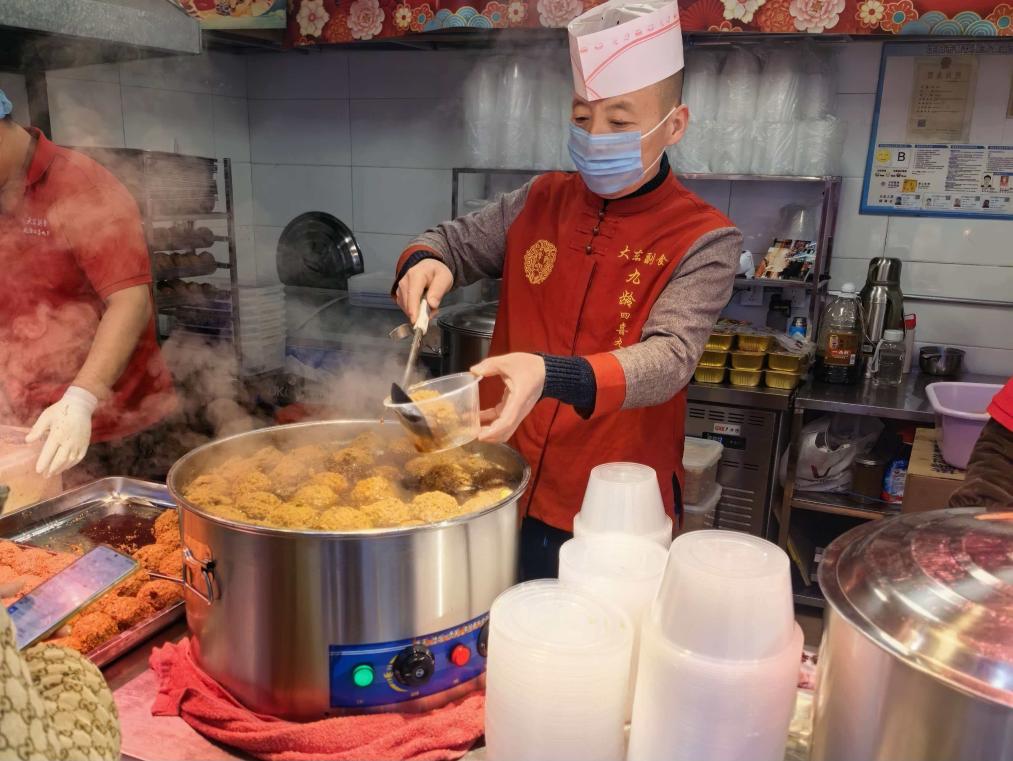 新春走基层丨特写：四喜丸子里的人间烟火
