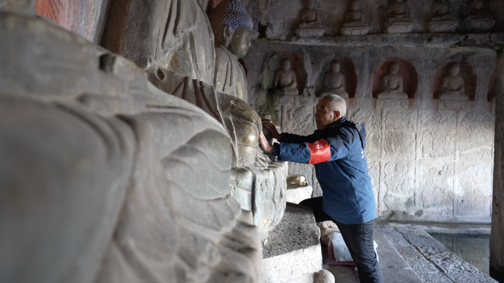 新春走基层丨悬崖上的“金灯”