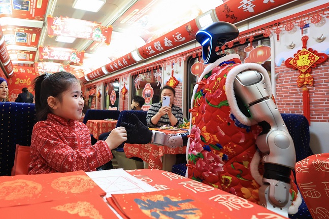 仿生机器人助兴列车“春晚”