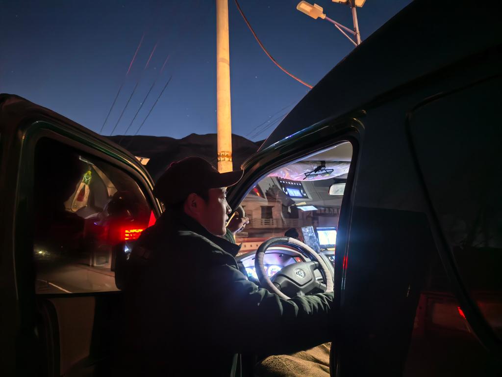 新春走基层·记者体验360行丨与投递员同行，在高原送邮件