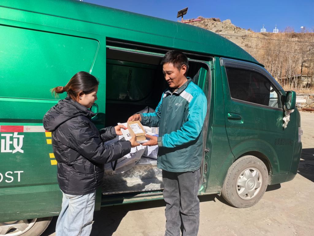 新春走基层·记者体验360行丨与投递员同行，在高原送邮件