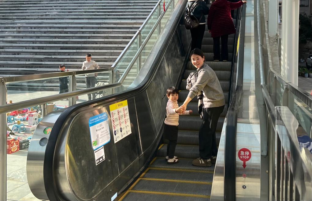 新春走基层丨重庆巫山:乘扶梯,过年去