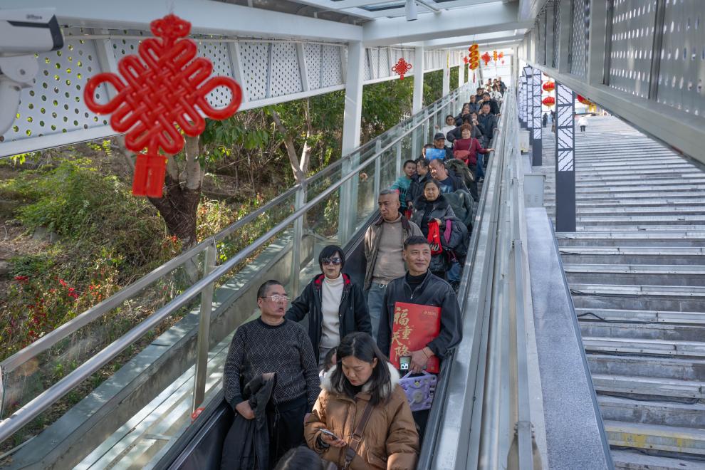 新春走基层丨重庆巫山:乘扶梯,过年去