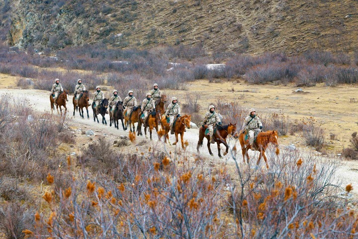 一马当先热血涌——陆军第76集团军某旅玉树独立骑兵连春节见闻