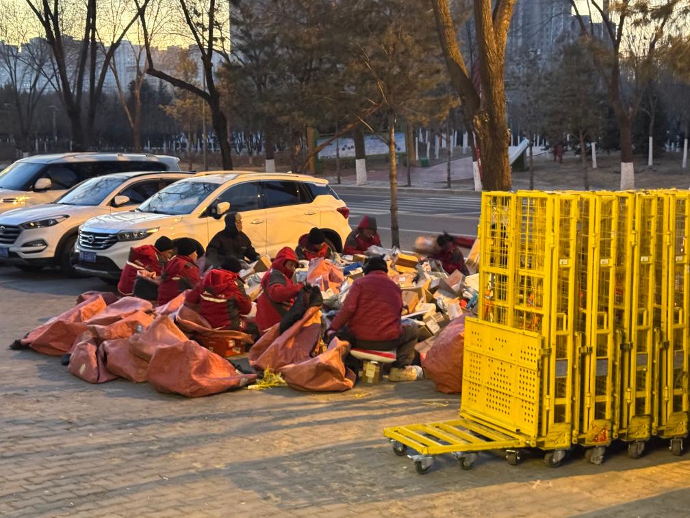 新春走基层丨一件包裹，一份牵挂，一路坚守
