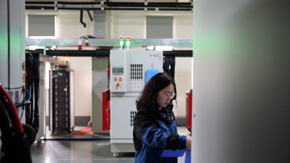 新春走基层丨新能源汽车质检一线：电池“体检官”的新春坚守