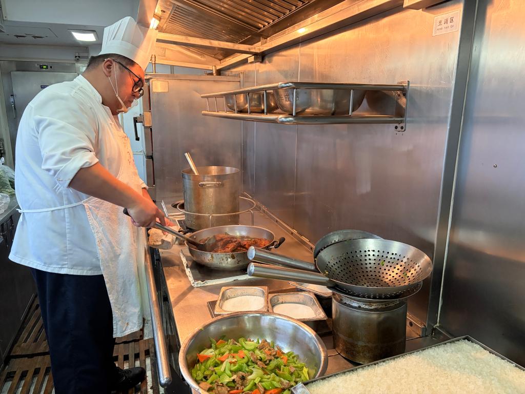 新春走基层丨绿皮列车上的烟火升腾