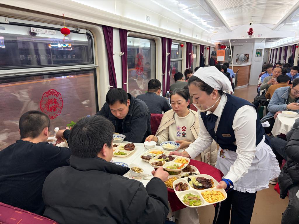 新春走基层丨绿皮列车上的烟火升腾