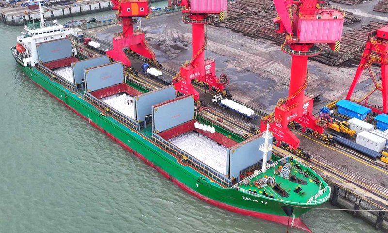 江苏张家港：抢卸化肥 助力春耕