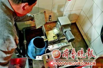 媒体调查:多道禁令挡不住地沟油暗中交易