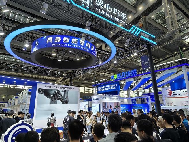 第十四届中国电子信息博览会开幕 新品密集发布 具身智能展区人气高涨