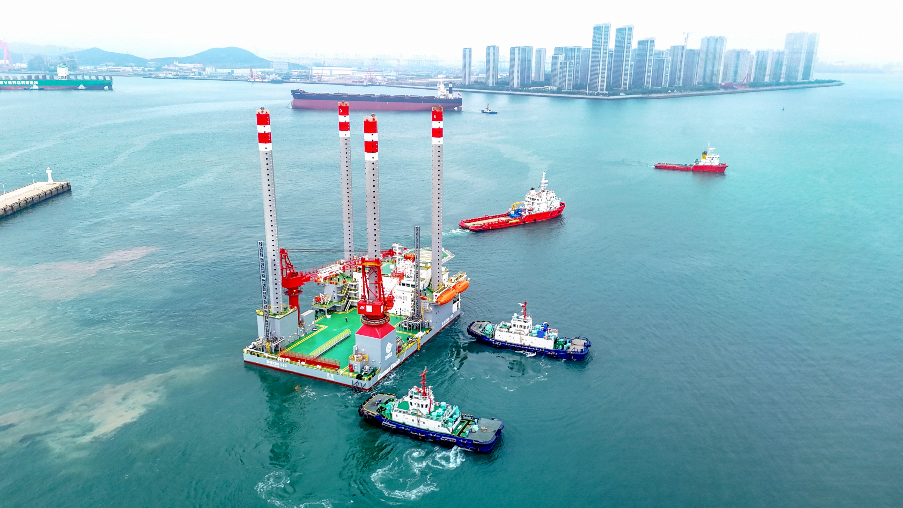 我国首座海上移动式多功能措施平台启运渤海油田