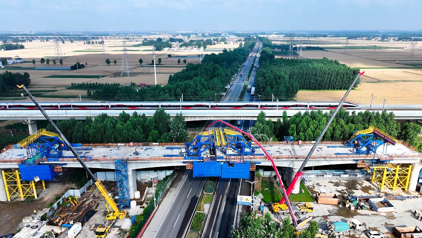 济枣高铁跨G327国道连续梁顺利合龙