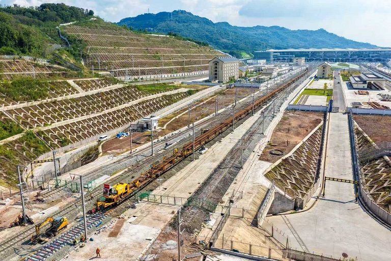  渝万高铁正式接入重庆东站