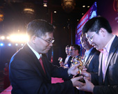 中国证券报社董事长、社长兼总编辑吴锦才先生颁奖