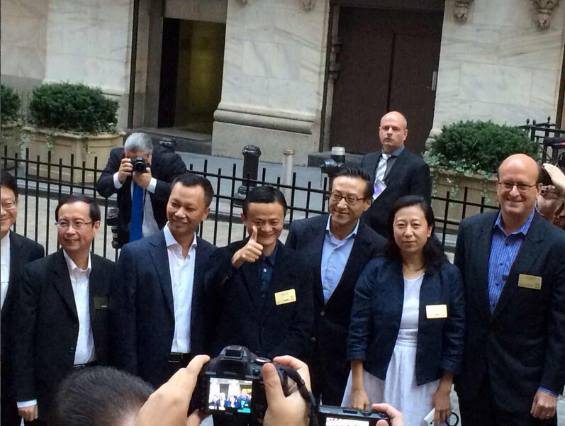 马云与蔡崇信,张勇,陆兆禧等在纽交所前合影 (摄影 王荣)