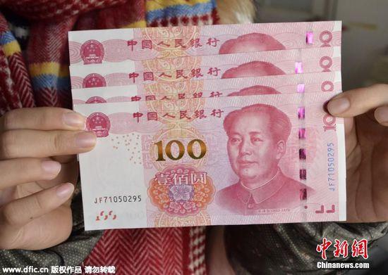 市民取到疑似错版新百元大钞 防伪金线对不齐