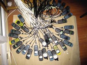 �����ӱ�ƭ105�򡿰참�񾯽��ܣ���ĳ���������������������еİ�ȫ��������ж�أ�֮������������һ��Զ�̿���������װ�ڵ����ϡ�������˵�����չ�ĳ��Ҫ������U�ܲ��ڵ����ϣ�������ĳ��Ҫ����˵�����ʾ��������U�ܵ���ʾ�������˴��������񾯽��ܣ�թƭ�������������ر���ʾ����Ļ����U����Ļ����������������Ϊ�˱���������������ת�˵Ĺ��̡�