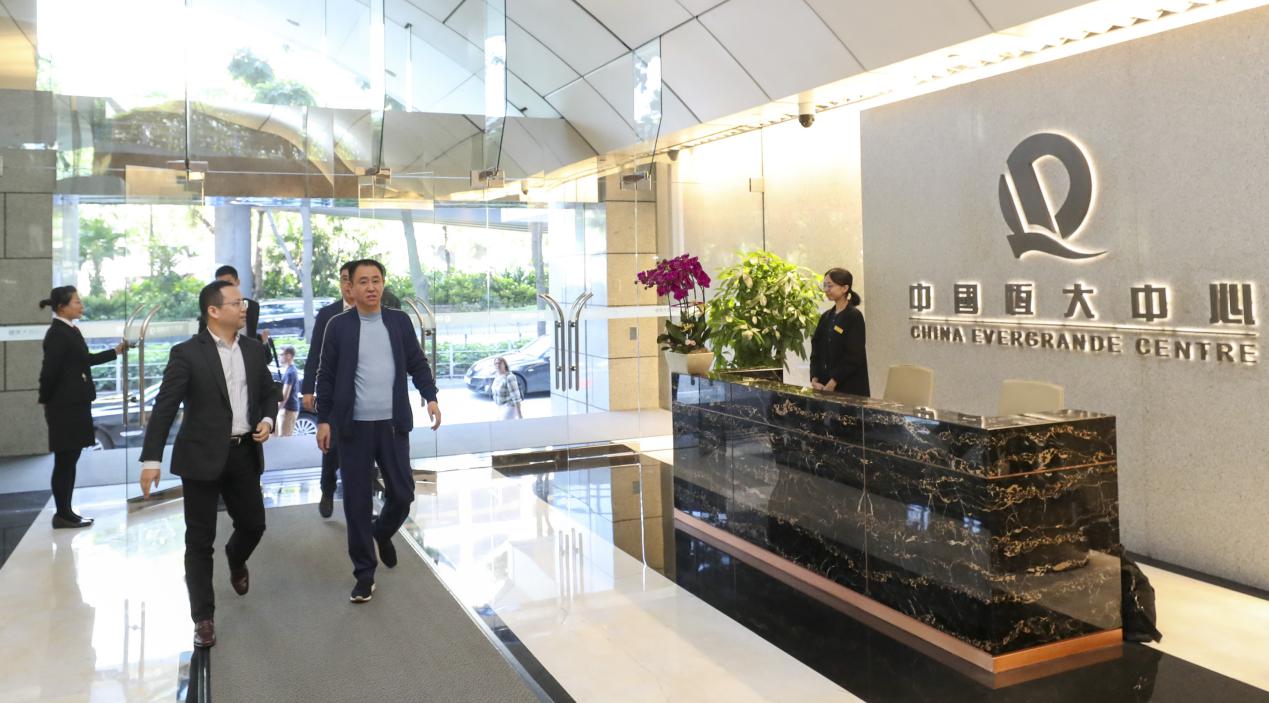 许家印抵达恒大香港总部大楼