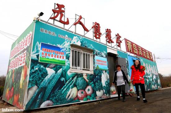 山东即墨,两名顾客购买蔬菜后离开