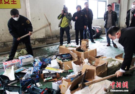 资料图:浙江舟山海关将查获的5万多件侵权货物集中焚毁。中新社发 夏艺瑄 摄