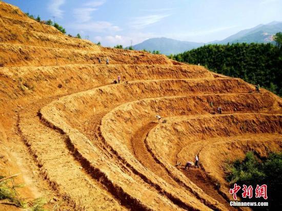 资料图:江西省万载县白水乡一处山村梯田.邓龙华 摄