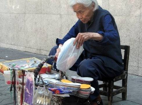 ����ѡ����ʱ���и���ؤ������������֣���Ϊ���࣬�����뾡�����ؤ���ߣ������ְ�Ǯ�����1ԪӲ���ӽ�����ؤ���ŵ�ֽ���С�