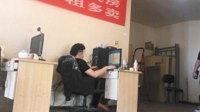 男扮女搭讪男网友 20元红酒卖几千