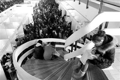 2��23�գ��������ں��׳�������Ƹ�����Ϲ�չ���С�(����ͼƬ)����ʱ�������ű���src=