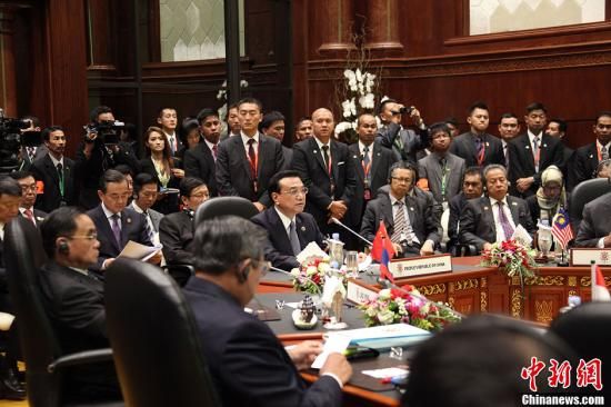 ��10��9�գ��й�����Ժ�������ǿ�������׶�˹��ͼ����ϯ��16���й�������(10+1)�쵼�˻��顣ͼΪ���ǿ�����ڻ��Ͻ����������緢 ���� ��