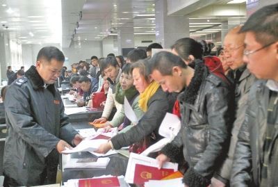 郑州市房管局办事大厅的地税窗口挤满了人