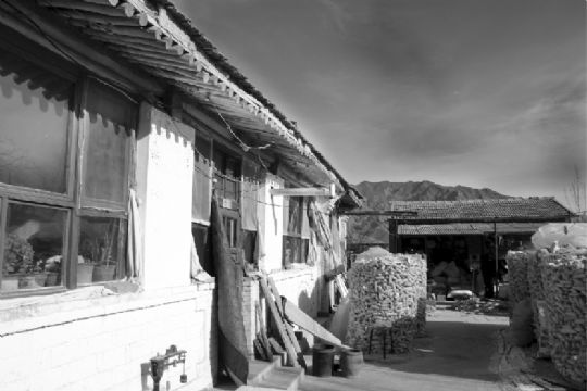 �ӱ�ʡ�����ظʼ����壬������������һ����ճɶ��ѻ���СС��Ժ���Զ����ƶ��ɽͷ�ɿ���ɽ�������Ǹʼ�����ĳ�����״���������� ʩ�� ��