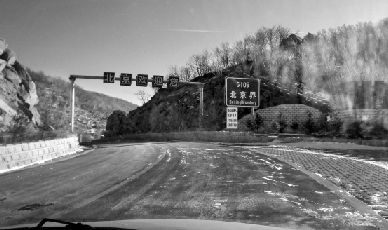 (ͼ109����������)109�����������紦��ͬ��һ���������ӱ����ڵ�·��ѩ���ᣬ�������ڵĵ�·����ɨ�ྻ��������·���Ĳ�����Ϊ����ˮƽ����ǲ���ƽ�ģ������ǲ�׼ȷ�ġ���ɲ�����ʵ����������ķ�չ�׶Ρ��������� �«h�� ��