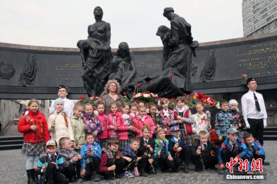 5��7�գ��ڶ���˹�׶�Ī˹�ƣ��й������ž��������̶��ڲ������ж��н������գ�����˹���׶�Ī˹�Ƶĺ쳡���м�������ս��ʤ��70����쳡�ı�ʽ�ܲ��š�