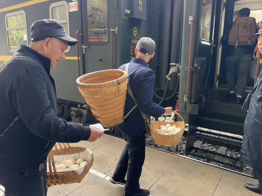 新春走基层｜在慢火车华体会- 华体会体育官网- 体育APP下载上感受新春暖意