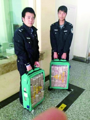 储户取500万拎不动报警求助被疑为何不转账(图)