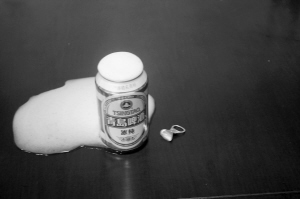 将曼妥思放入啤酒。