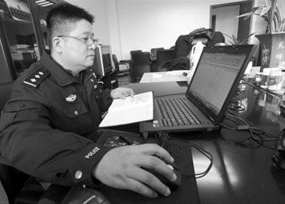 除了做好本职工作,韦健每天还要给全国各地的同行支招(晚报 王浩然 现场图片)