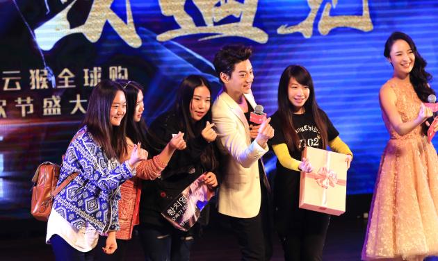 3��25�գ������Ǹ��֡������й���������ĺ������ֻ�����Ҳ������ְ�ƺ�ȫ�򹺣���Ϊ��ȫ����ϯ���֡�����������Ͷ����������ҵ��ְ����Ϊ������ҵ��ֵ�ù�ע��һ��������Ҳ�������й��羳������ҵ��ʼע��ͨ���������ǵļ����������ǵķ�˿���и��໥������룬�Լ�ǿ������һ�������ߵ�ճ�ȡ�