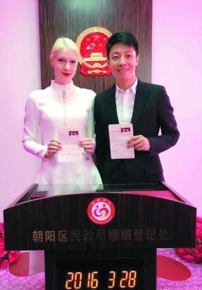 ����������������΢���ع��������������������⼮Ů������ֳֽ��֤����Ƭ����Ƭ��ʾ�����ڱ����г����������ֻ����ǼǴ���֤������Ҹ�Ц�ݡ�����Ƭ�еġ���ɩ�������Ǵ�ǰ���ű�ý���ĵ��ļ��ô�����ס���Ȼ��������δ�йٷ���Ӧ����������ְ�����ӡ�����˵�����Ѿ��ڹٷ�΢������ף����