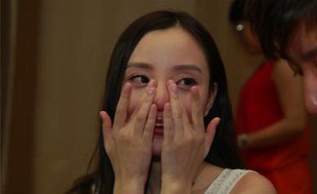 3月26日,李小璐转发了一个名为“希望盼望宝贝康复”的微博,该博主晒出一名两岁宝宝在医院的照片及诊断报告,求助称需要几十万的治疗费用。李小璐随即转发该微博,并表示将爱心善款打到了对方支付宝账号上,并呼吁网友伸出援手。