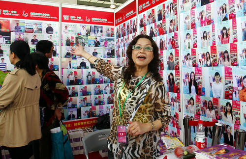 ����ͼƬ��һ���������ĺ����ڻ����������������ǽ��ܵ�����Ů��Ϣ��