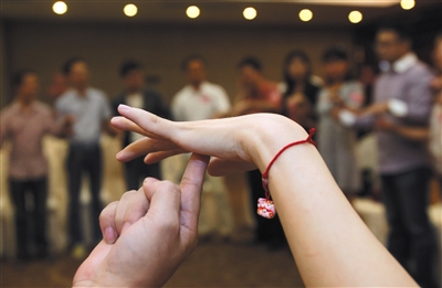 һ�Ҵ��ͻ�����վ�ٰ�Ľ����ɶ��ϣ�������Ů����������Ϸ�� ͼ/�Ӿ��й�