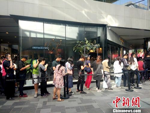 喜茶北京三里屯店门口排起长队,其中有不少“黄牛”代购。中新网记者 李金磊 摄