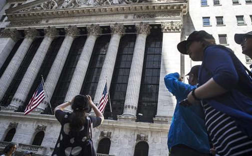 在这种环境下,美银美林推荐买入高质量债券和金融类股票。美银美林的策略是在报告中推荐投资者锁定部分美股利润。