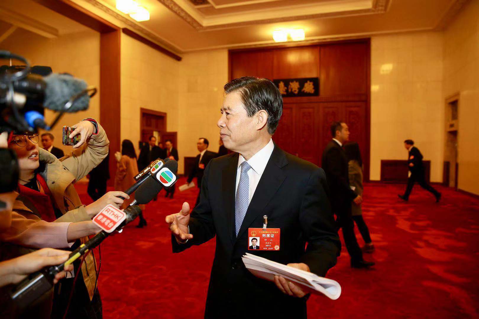 商务部部长钟山接受记者采访