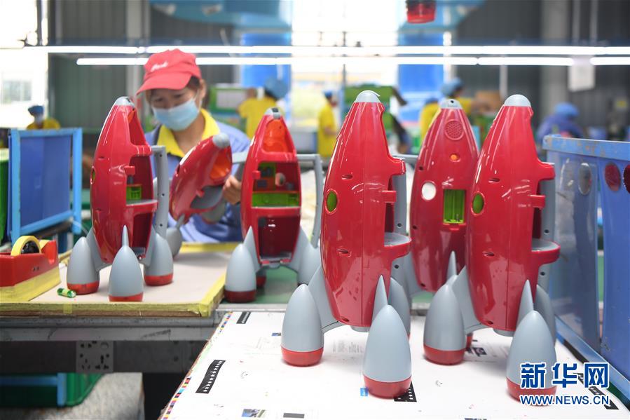 生产玩具 脱贫致富