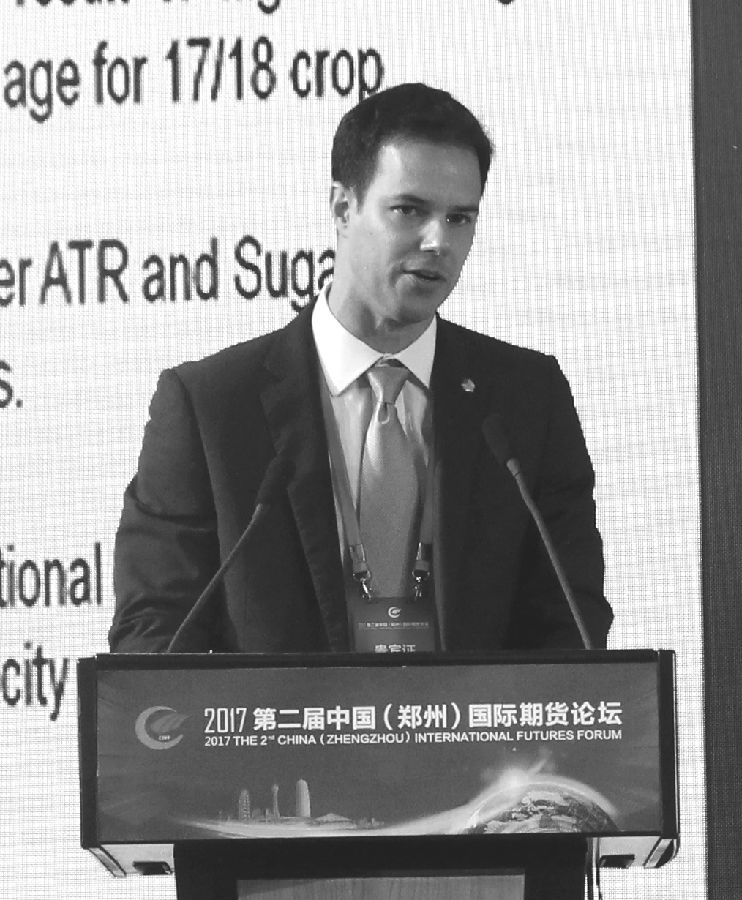 近期,全球都开始了白糖2017/2018榨季的准备工作。中国商务部也于9月30日发布了2018年食糖进口关税配额申请和分配细则。针对2017/2018榨季全球白糖市场走势相关话题,近日,期货日报记者在2017第二届中国(郑州)国际期货论坛上采访了中粮国际亚洲区经理、远东公司糖业负责人丹尼尔·贝利齐。他表示,国际食糖市场正向供应盈余迈进,而巴西和中国将是未来国际食糖市场的重要变量。